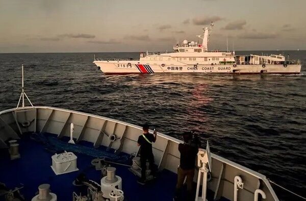 8 Fakta Penjaga Pantai China Acungkan Pedang dan Tabrak Kapal Filipina