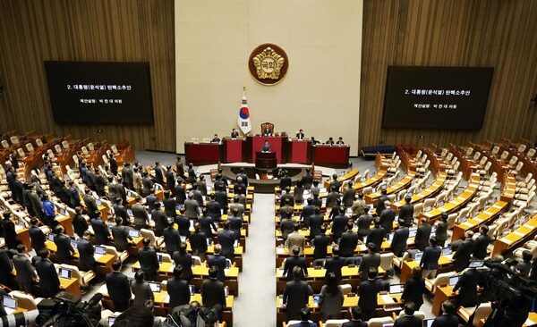 Upaya untuk menggulingkan Presiden Korea Selatan Yoon Suk Yeol terancam gagal setelah sejumlah anggota parlemen dari partai berkuasa memilih untuk memboikot pemungutan suara pada Sabtu (7/12).