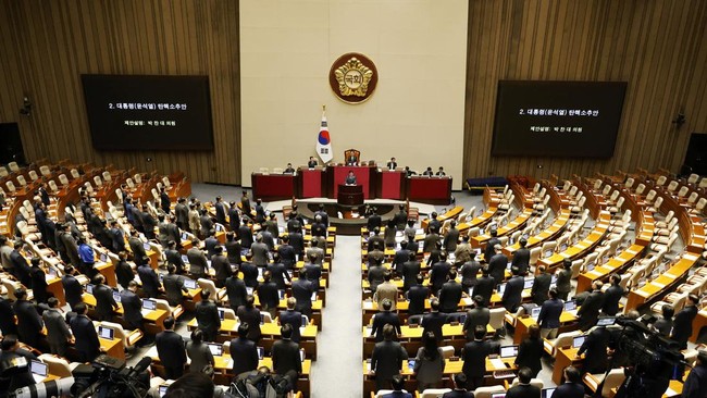 Upaya untuk menggulingkan Presiden Korea Selatan Yoon Suk Yeol terancam gagal setelah sejumlah anggota parlemen dari partai berkuasa memilih untuk memboikot pemungutan suara pada Sabtu (7/12).